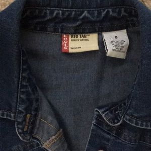 Levi’s 3/4 sleeve stretchy denim button-down